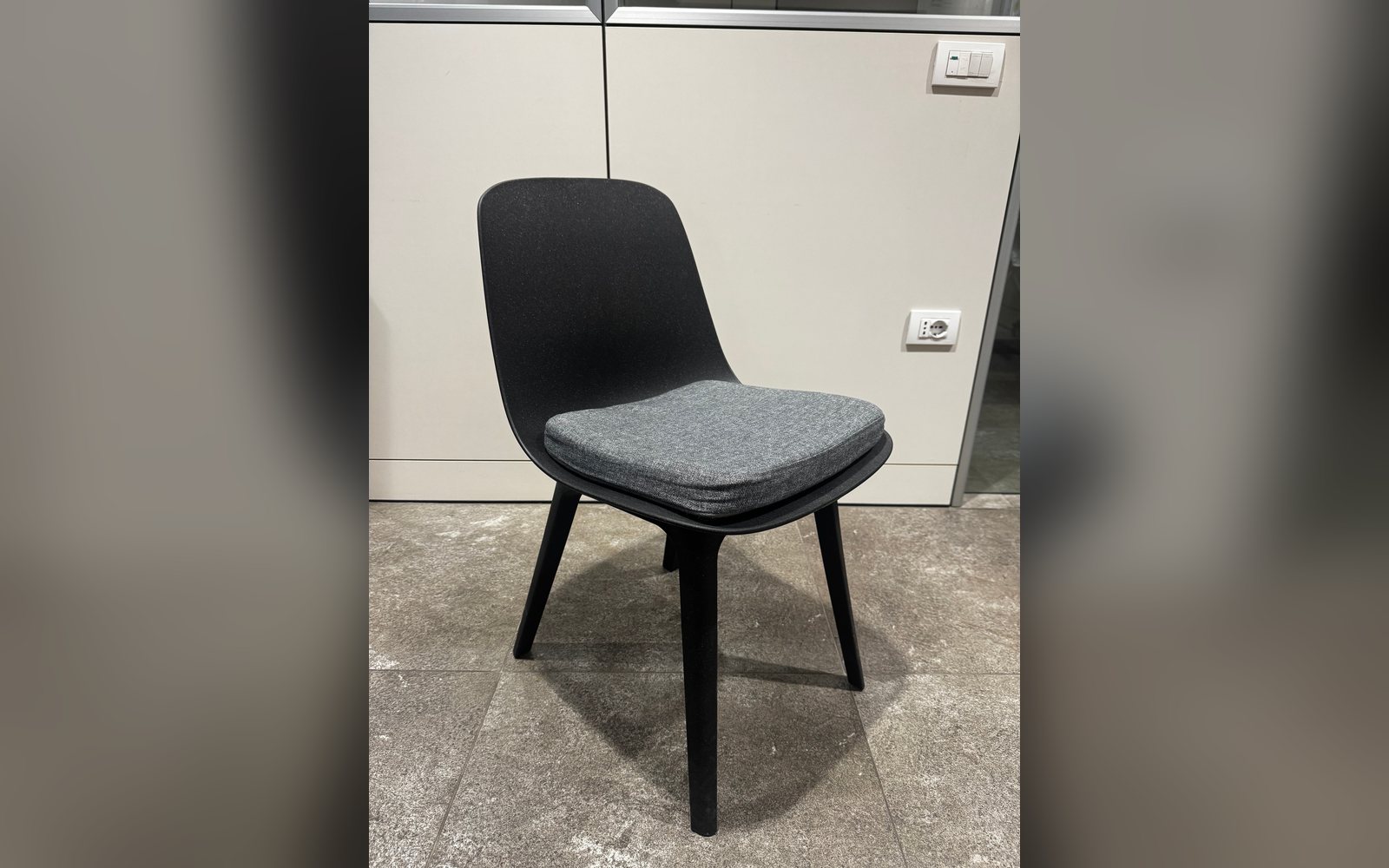 Sedia fotografata col telefono in ufficio