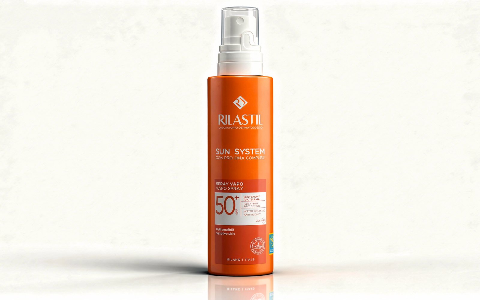 Flacone di crema solare su sfondo bianco