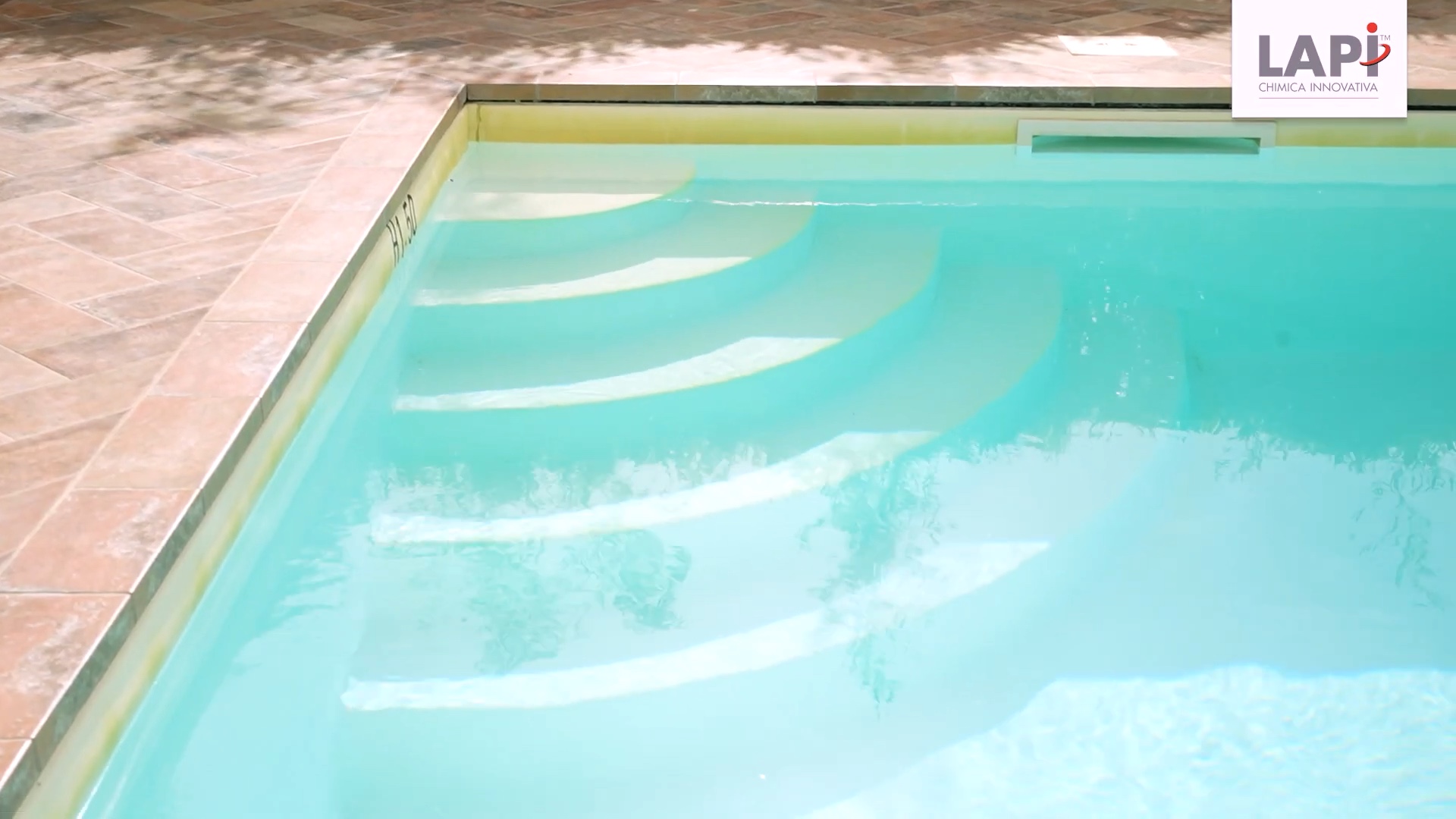Piscina con scalini e acqua turchese nel video prodotto ZEROLINE