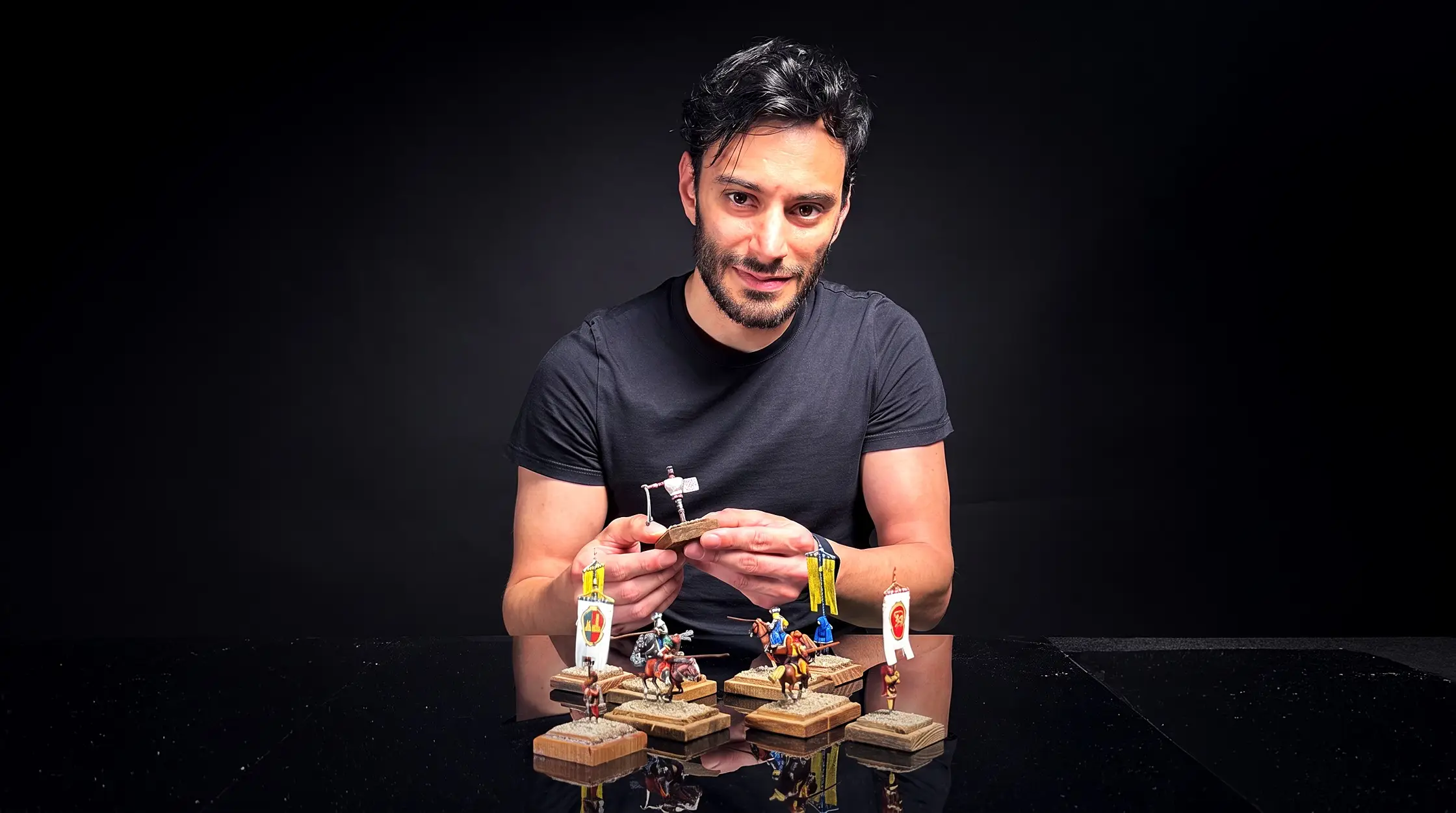 Leonardo Olivito sul set con le miniature dei cavalieri della Giostra del Saracino