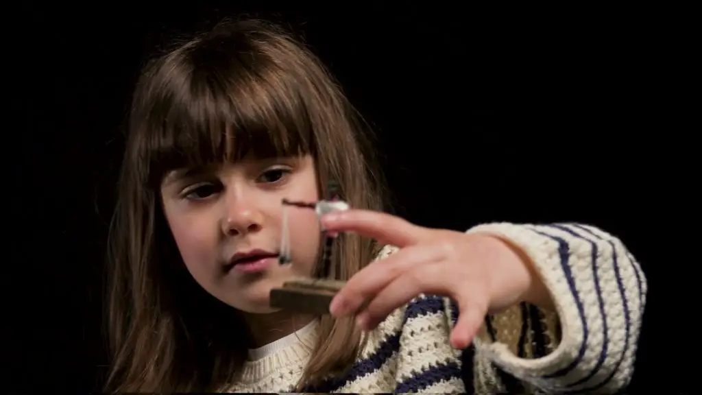 Una bambina osserva da vicino una miniatura della Giostra del Saracino