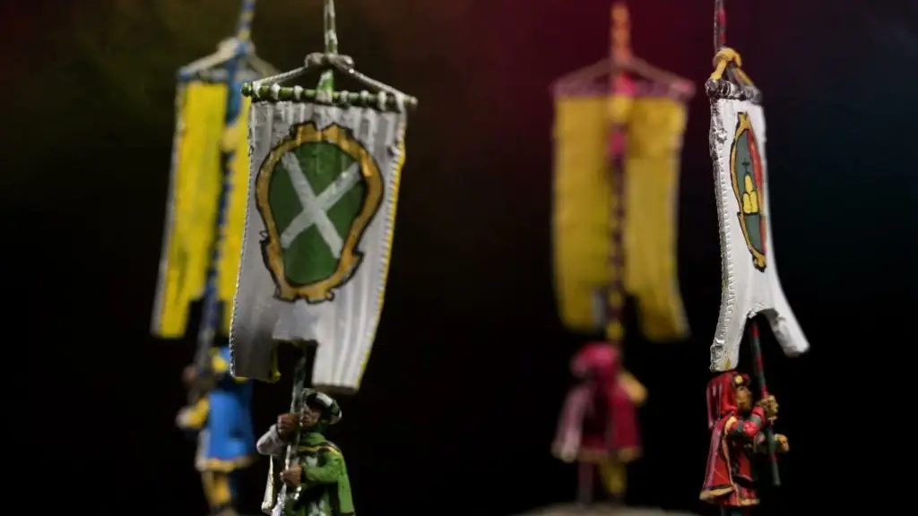Le bandiere dei quartieri di Arezzo in miniatura