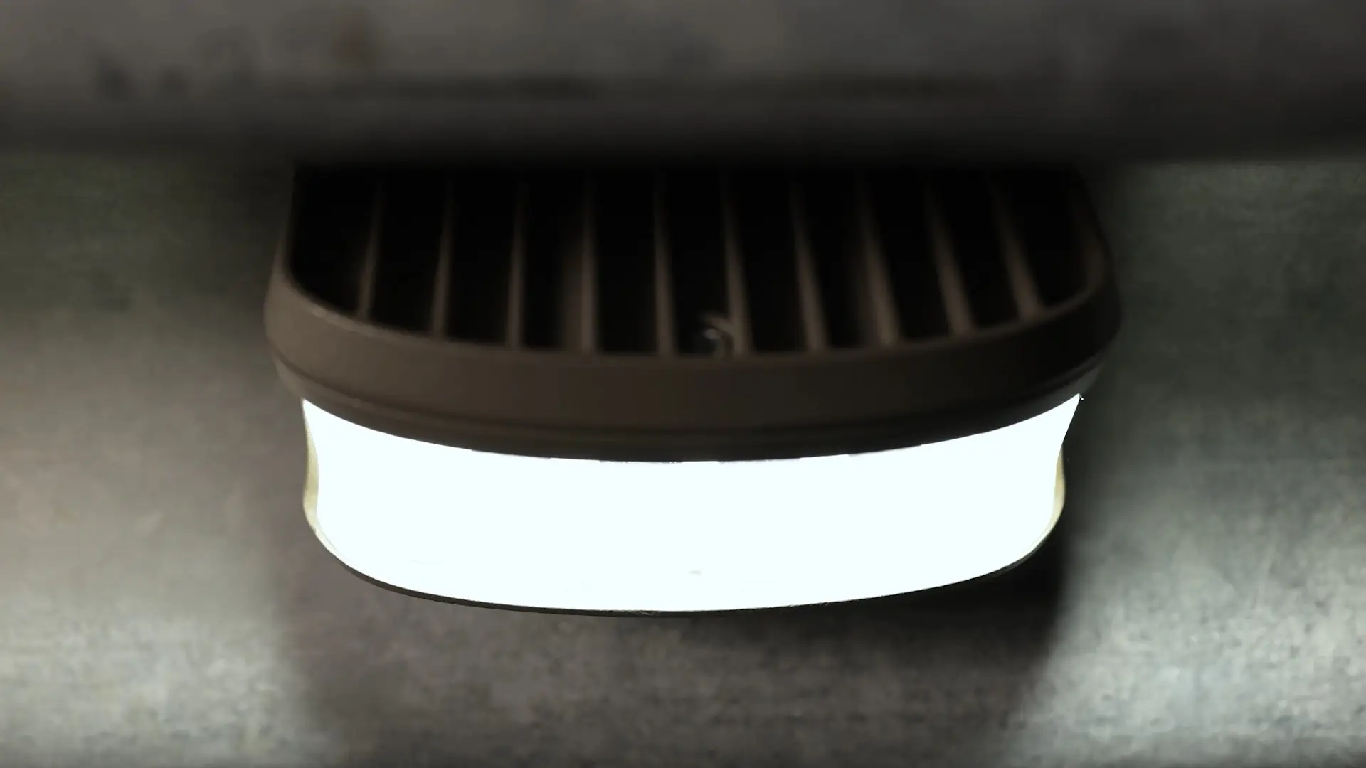 Il corpo illuminante MATREX acceso sul guardrail