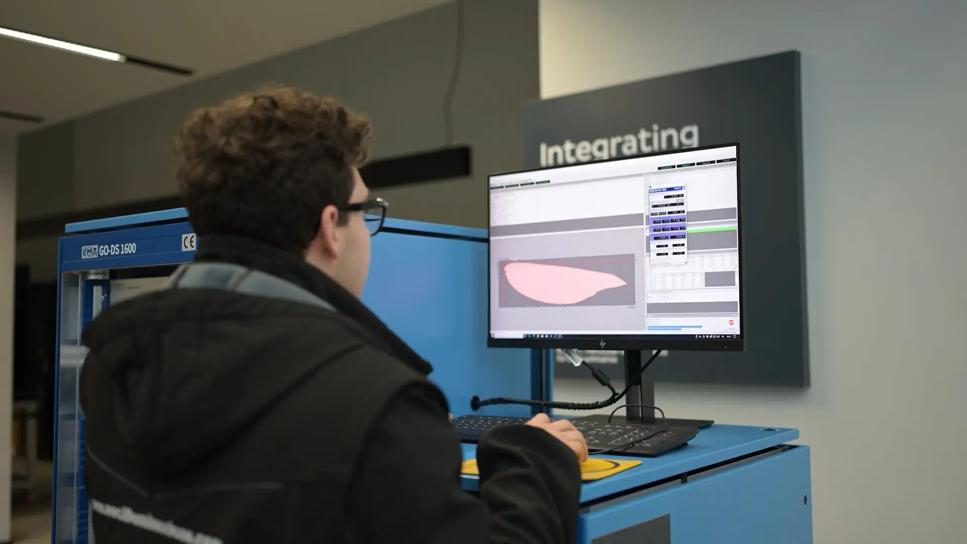 Test nel laboratorio AEC LAB nel video di lancio MATREX
