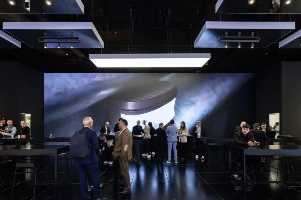 Il video di MATREX sul grande schermo dello stand AEC Illuminazione a Light + Building 2026