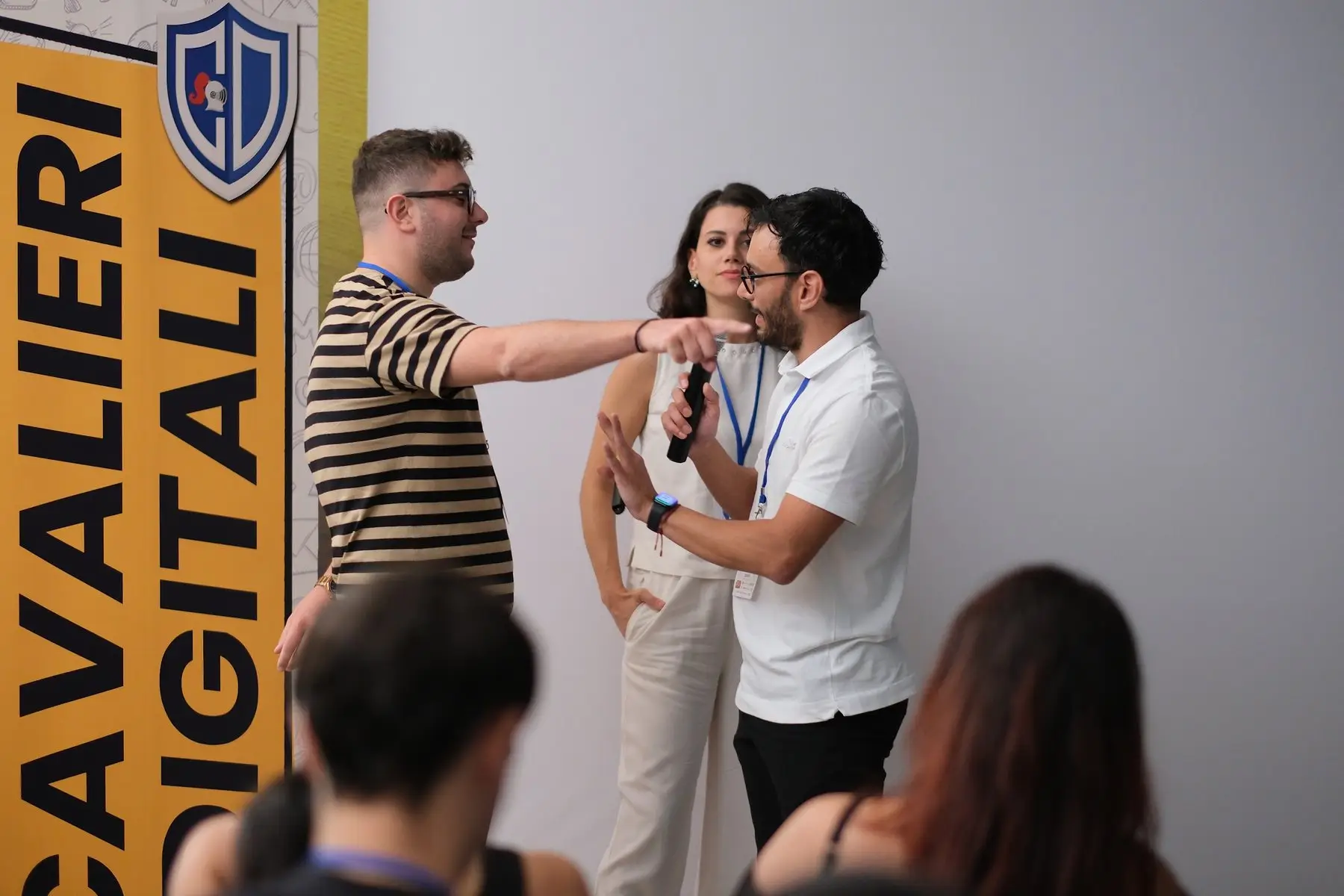 Leonardo Olivito dialoga con due ospiti sul palco