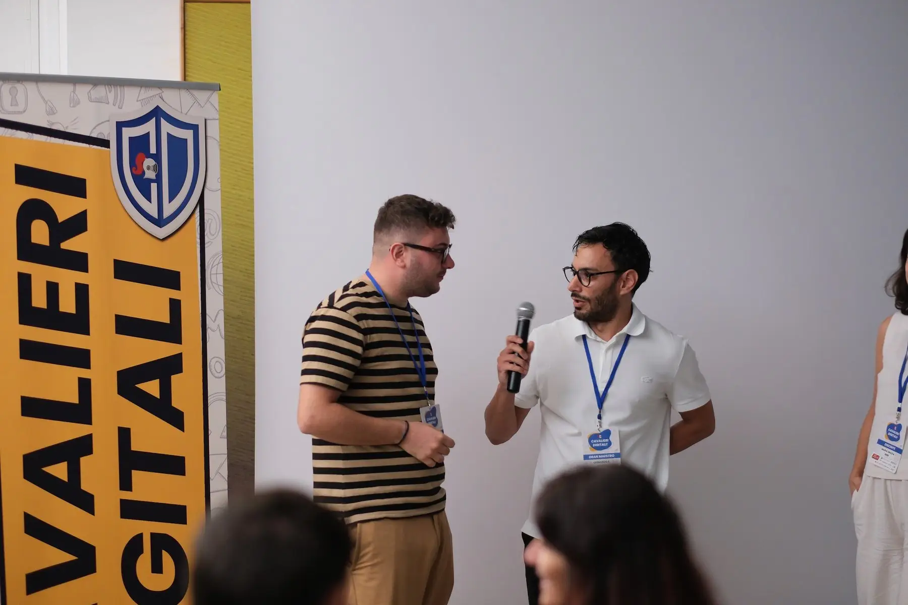Leonardo Olivito intervista dal vivo un partecipante sul palco di Cavalieri Digitali