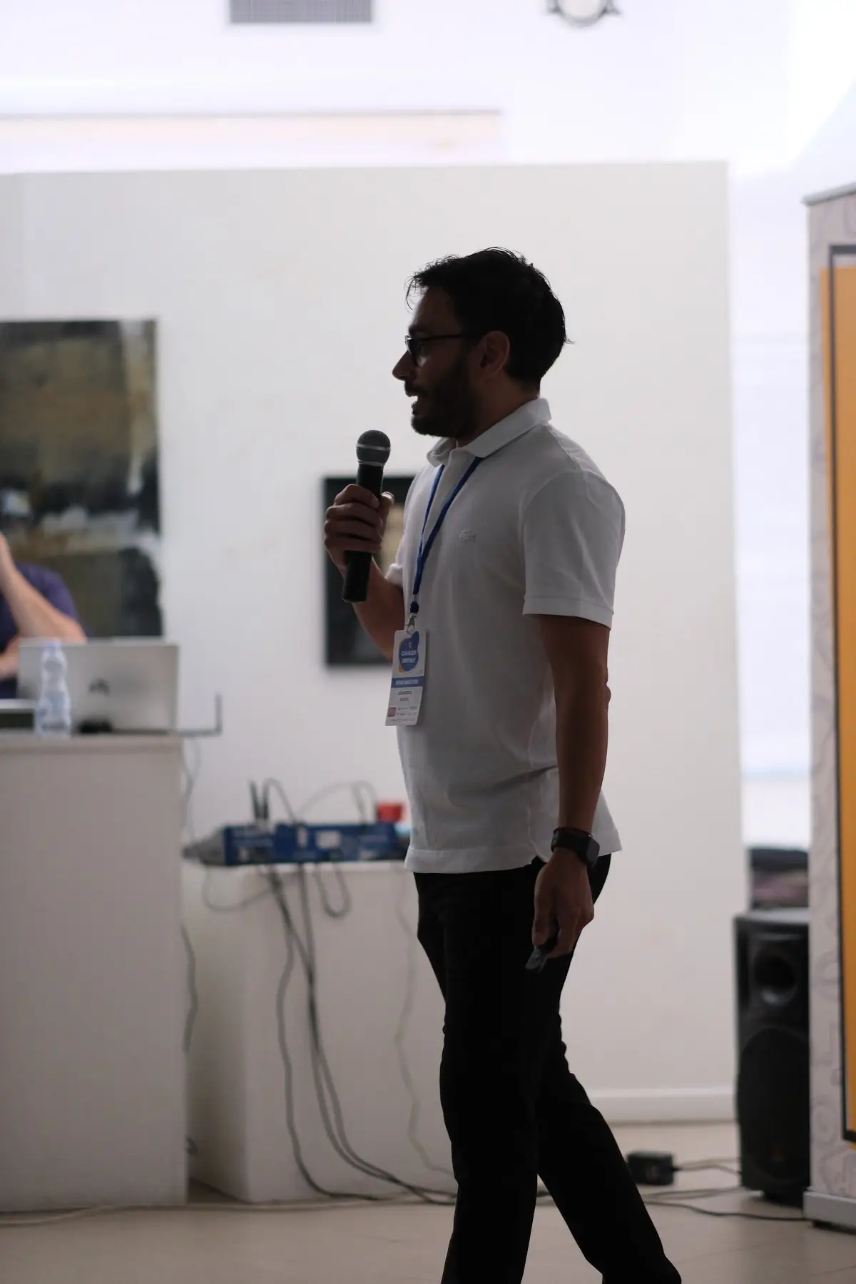 Leonardo Olivito al microfono durante il talk