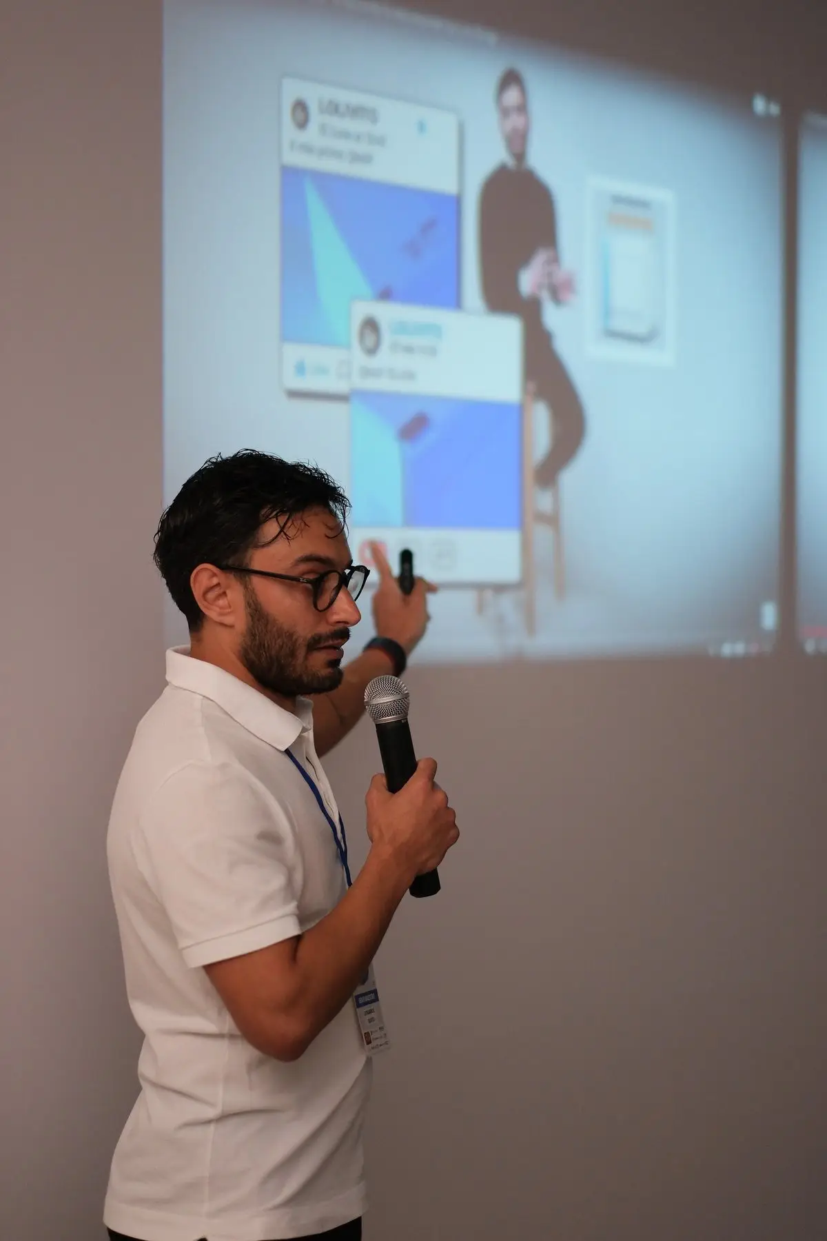 Leonardo Olivito davanti alle slide del talk Intervistare oggi